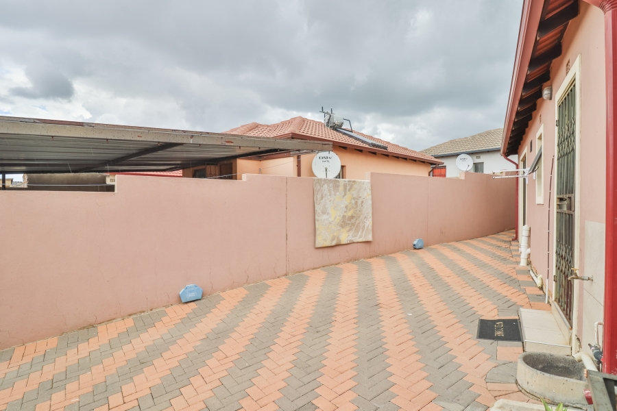 2 Bedroom Property for Sale in Clayville East Gauteng