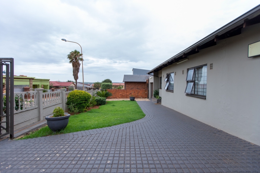 4 Bedroom Property for Sale in Lenasia South Gauteng