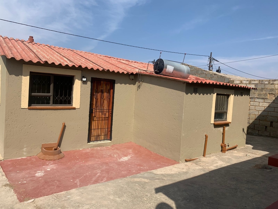 To Let 2 Bedroom Property for Rent in Moroka North Gauteng