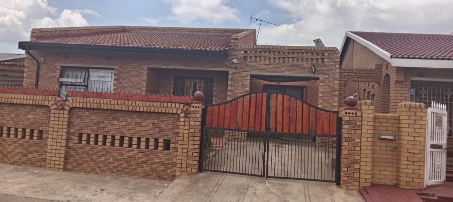 3 Bedroom Property for Sale in Chiawelo Gauteng