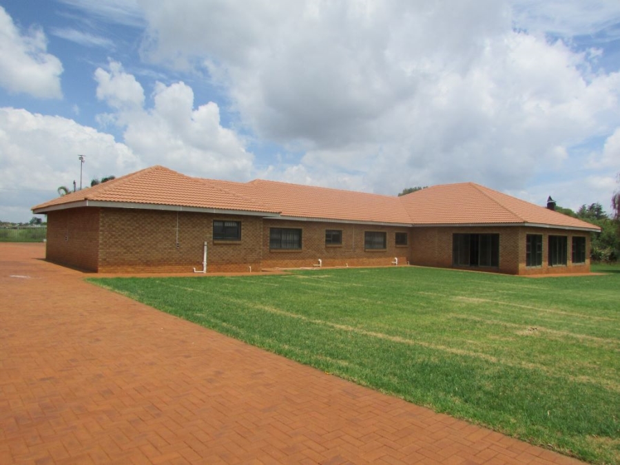 5 Bedroom Property for Sale in Vleikop A H Gauteng