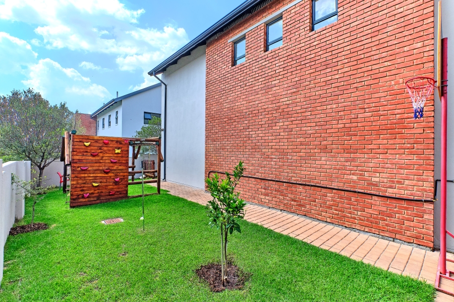 To Let 4 Bedroom Property for Rent in Waterfall Country Village Gauteng