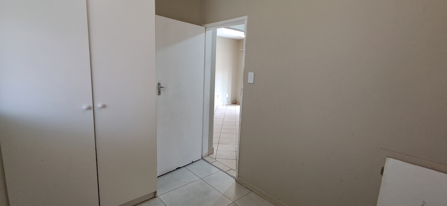 To Let 2 Bedroom Property for Rent in Vorna Valley Gauteng