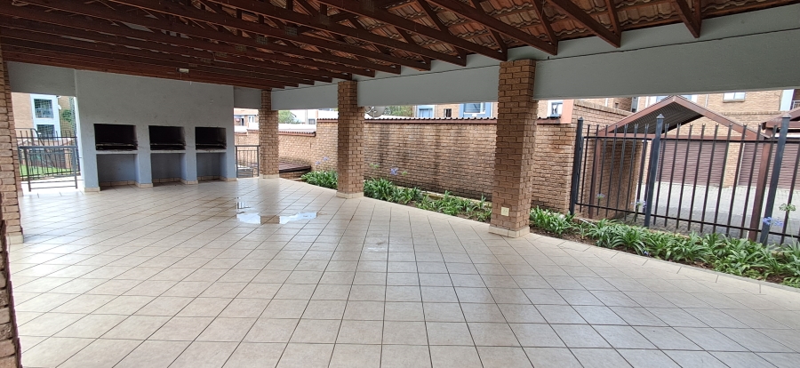 To Let 2 Bedroom Property for Rent in Vorna Valley Gauteng