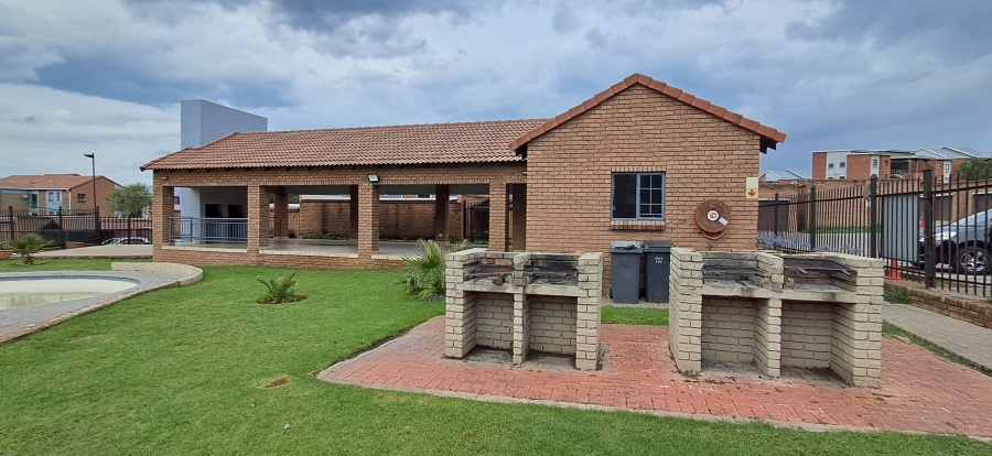 To Let 2 Bedroom Property for Rent in Vorna Valley Gauteng