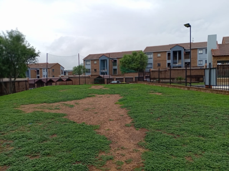 To Let 2 Bedroom Property for Rent in Vorna Valley Gauteng