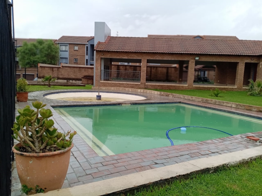 To Let 2 Bedroom Property for Rent in Vorna Valley Gauteng