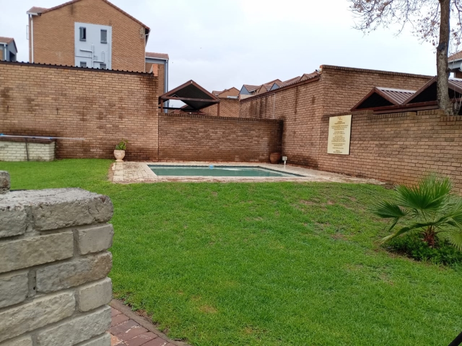 To Let 2 Bedroom Property for Rent in Vorna Valley Gauteng