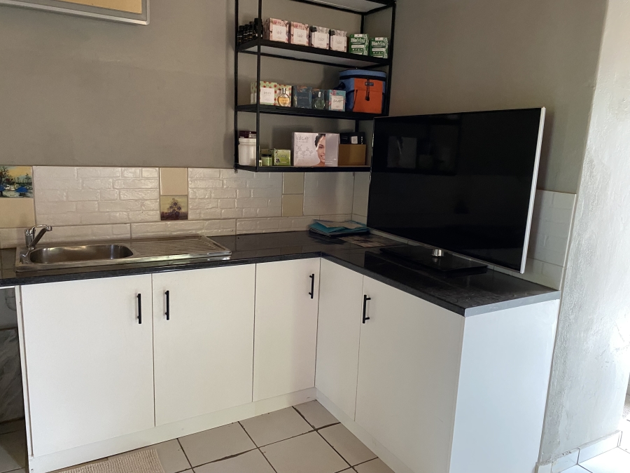 1 Bedroom Property for Sale in Glen Austin Gauteng