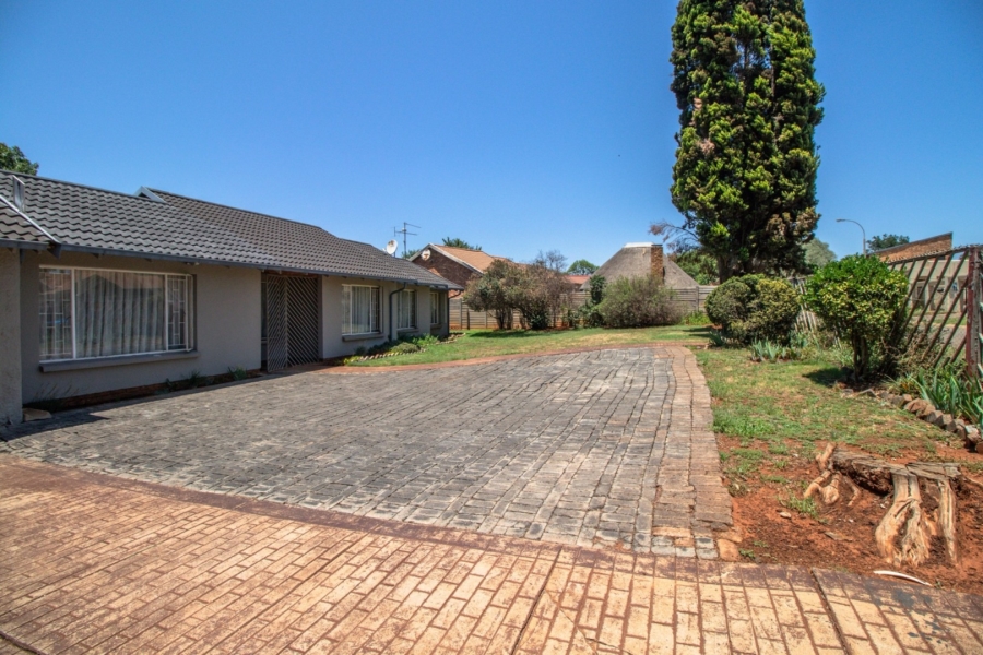 To Let 3 Bedroom Property for Rent in Pomona Gauteng