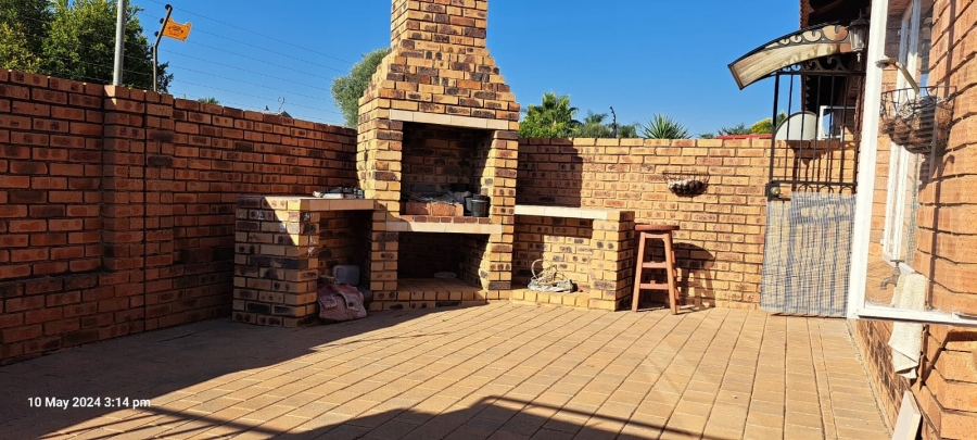 To Let 2 Bedroom Property for Rent in Sinoville Gauteng