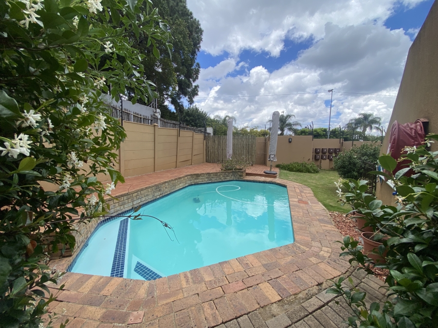 To Let 2 Bedroom Property for Rent in Benmore Gardens Gauteng