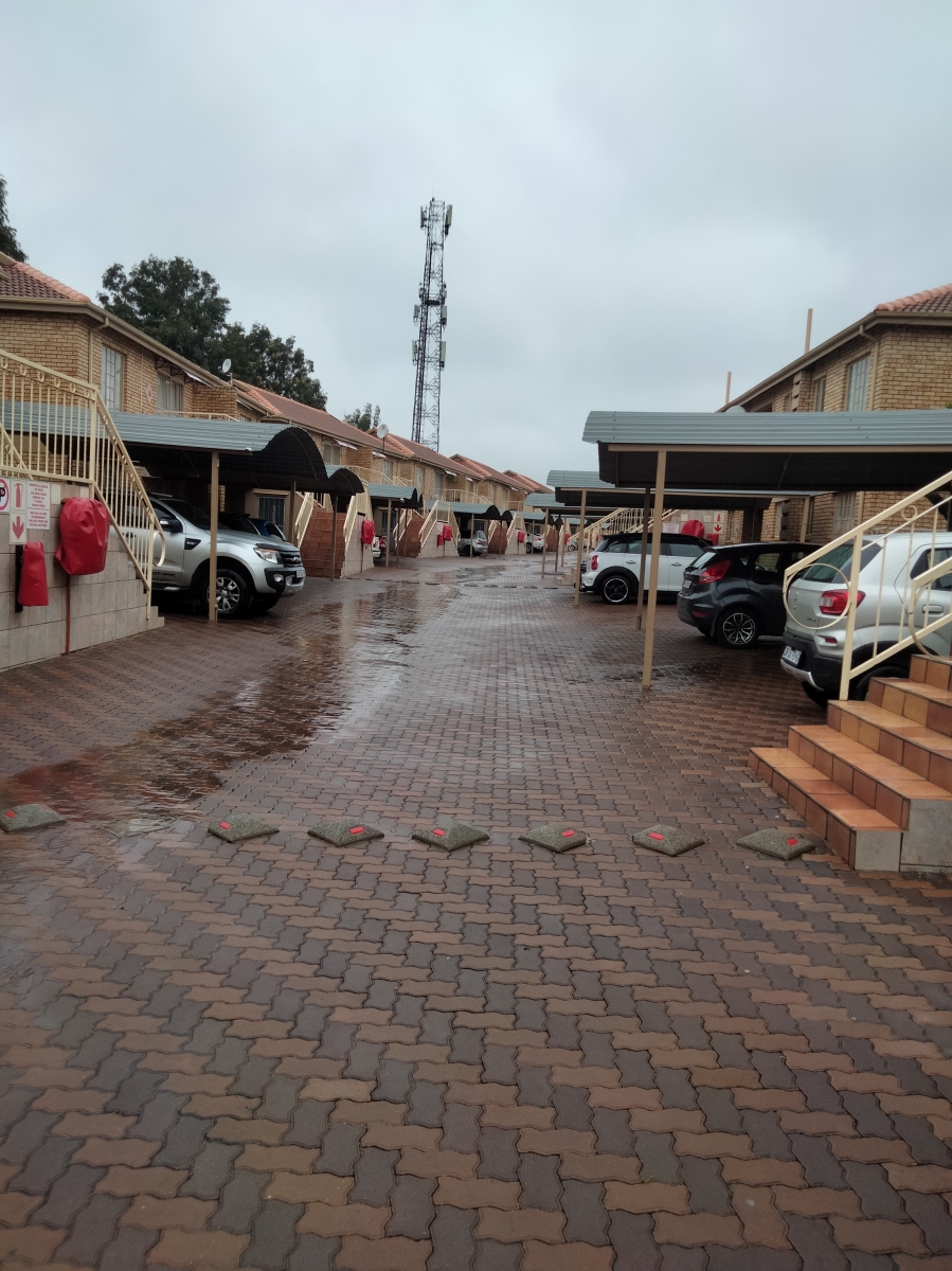 2 Bedroom Property for Sale in Helikonpark Gauteng