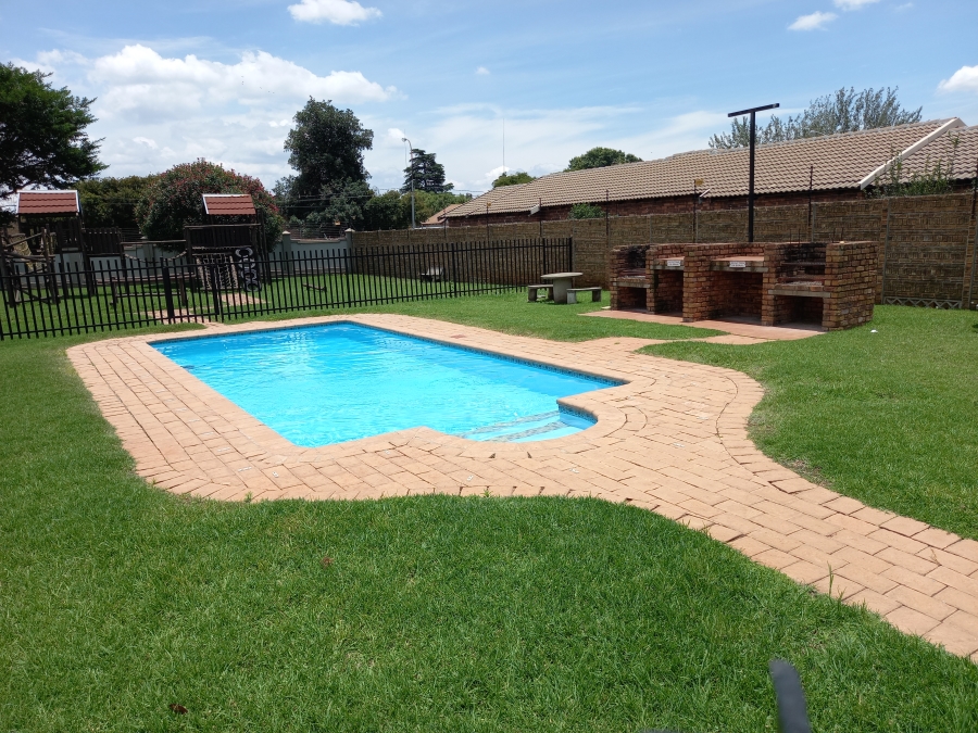 2 Bedroom Property for Sale in Florida Glen Gauteng