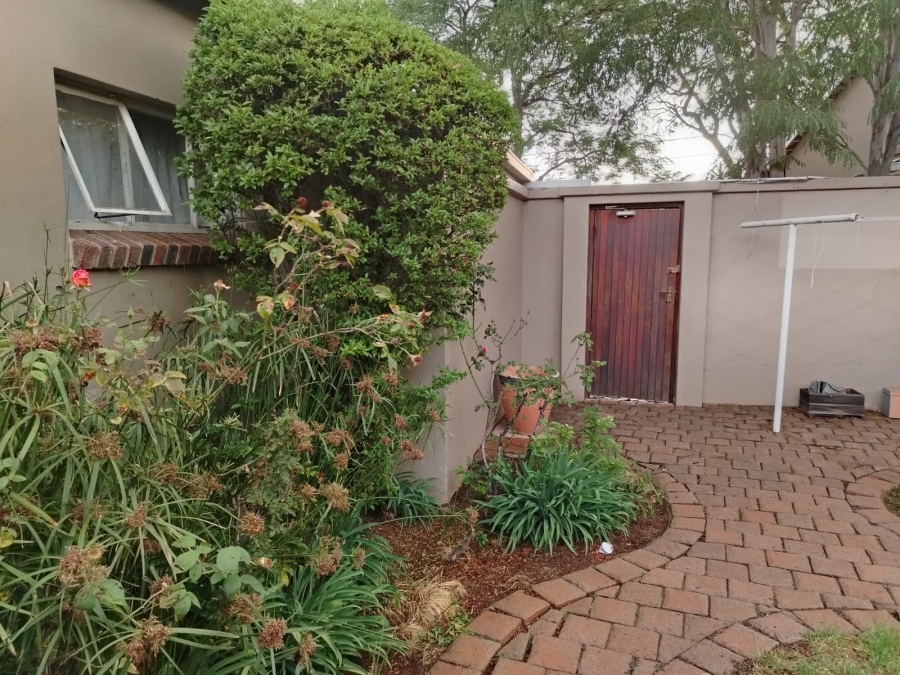 To Let 1 Bedroom Property for Rent in Parkmore Gauteng