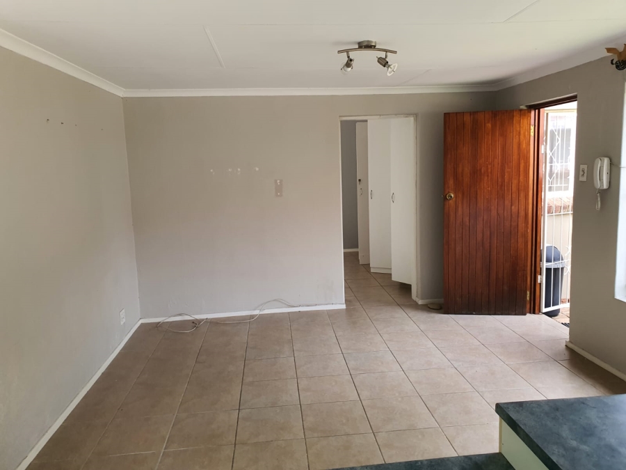 To Let 1 Bedroom Property for Rent in Parkmore Gauteng