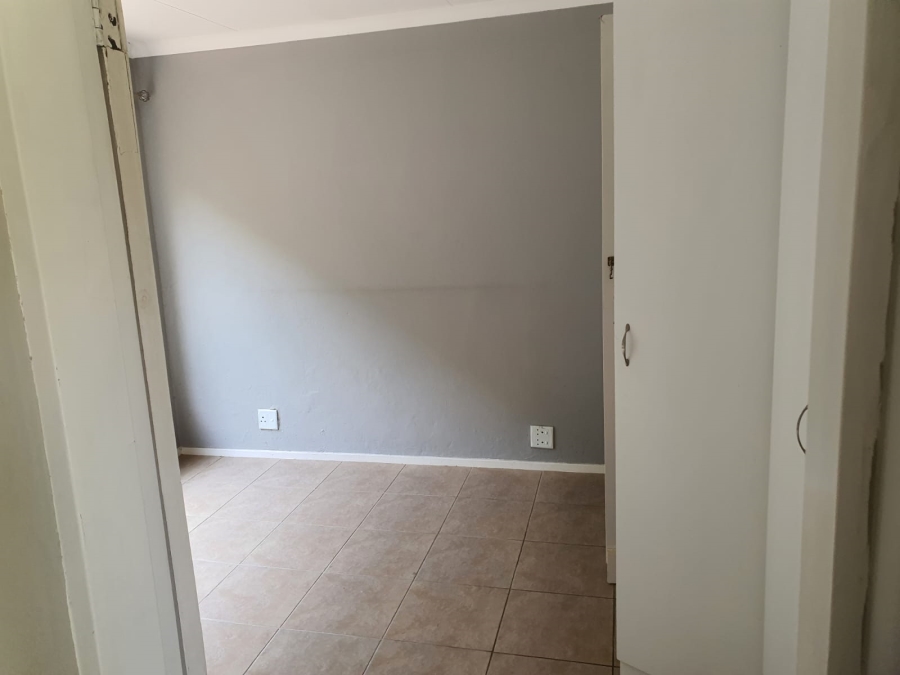 To Let 1 Bedroom Property for Rent in Parkmore Gauteng