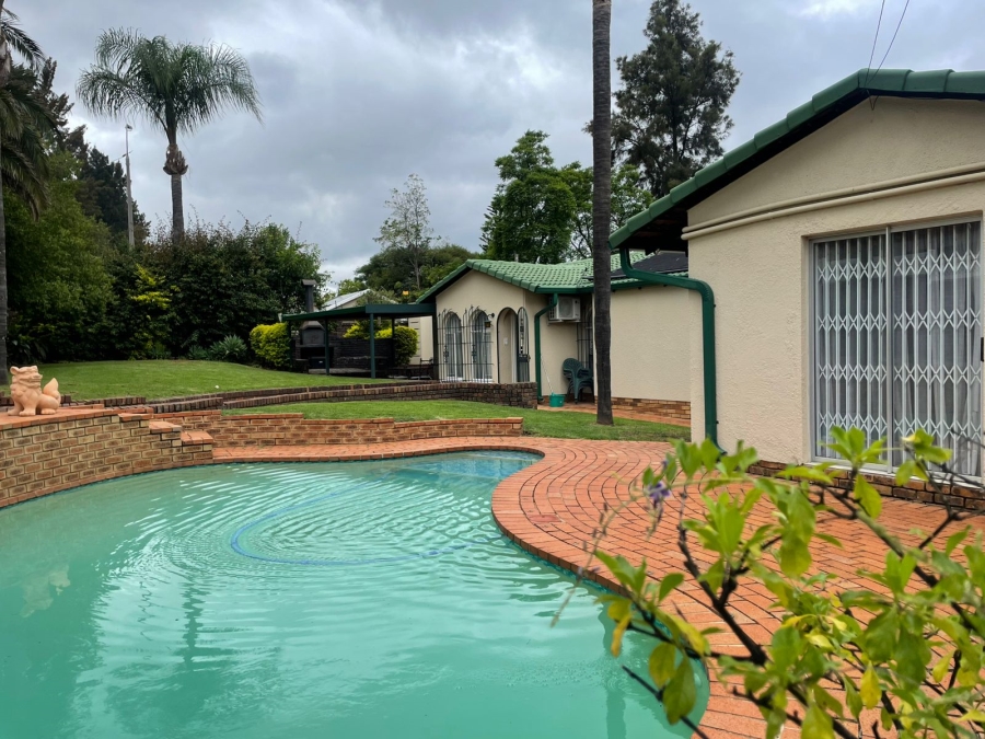 5 Bedroom Property for Sale in Wilgeheuwel Gauteng