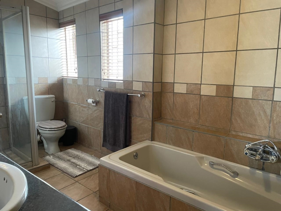 5 Bedroom Property for Sale in Wilgeheuwel Gauteng