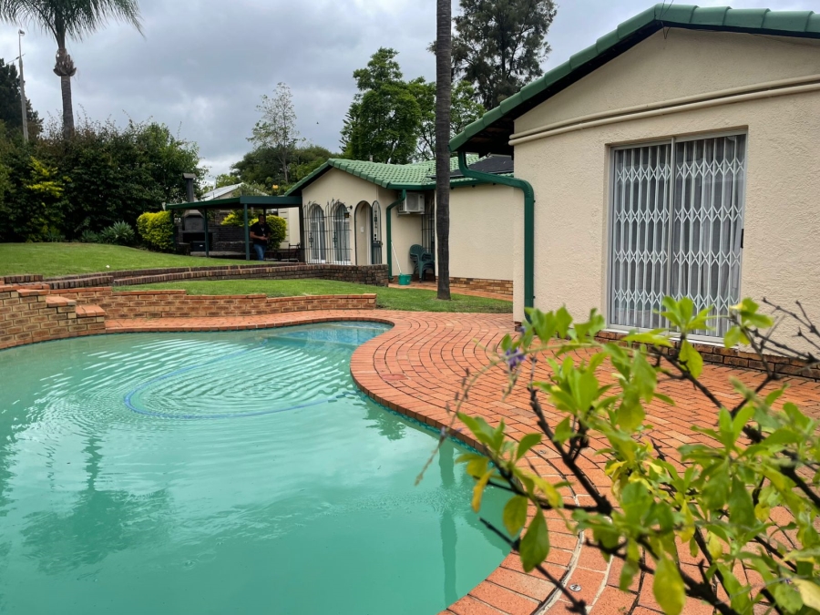 5 Bedroom Property for Sale in Wilgeheuwel Gauteng