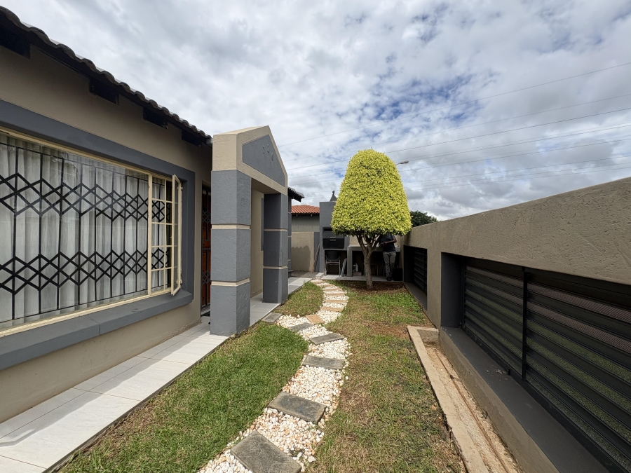 3 Bedroom Property for Sale in Rosslyn Gauteng