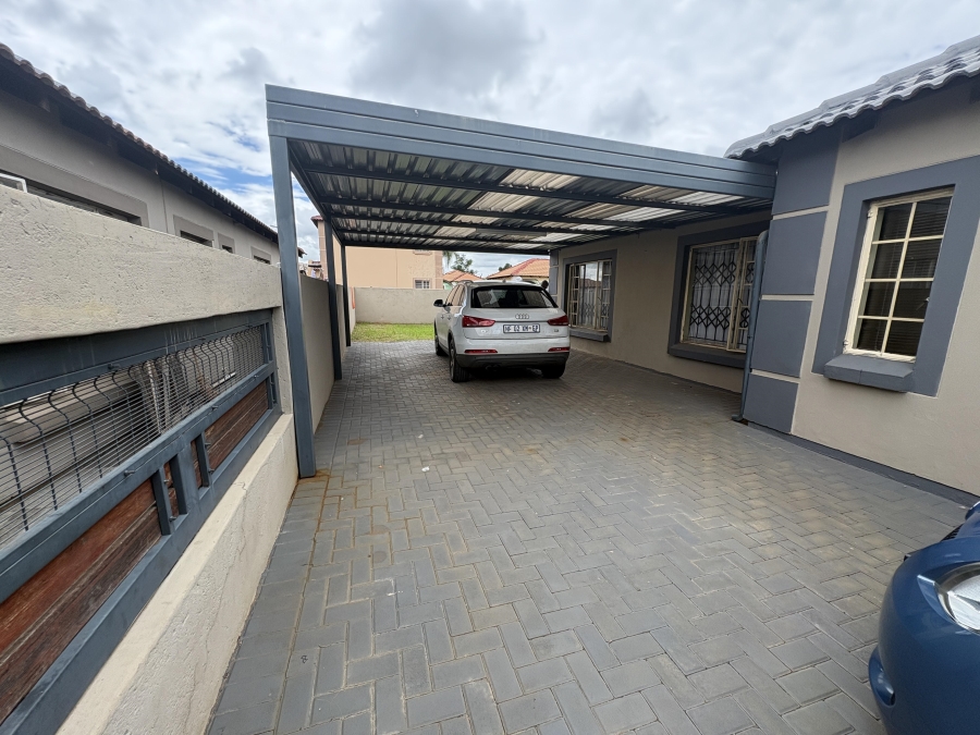 3 Bedroom Property for Sale in Rosslyn Gauteng