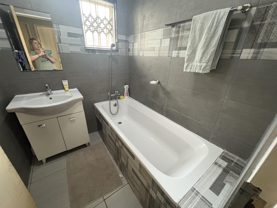 3 Bedroom Property for Sale in Rosslyn Gauteng