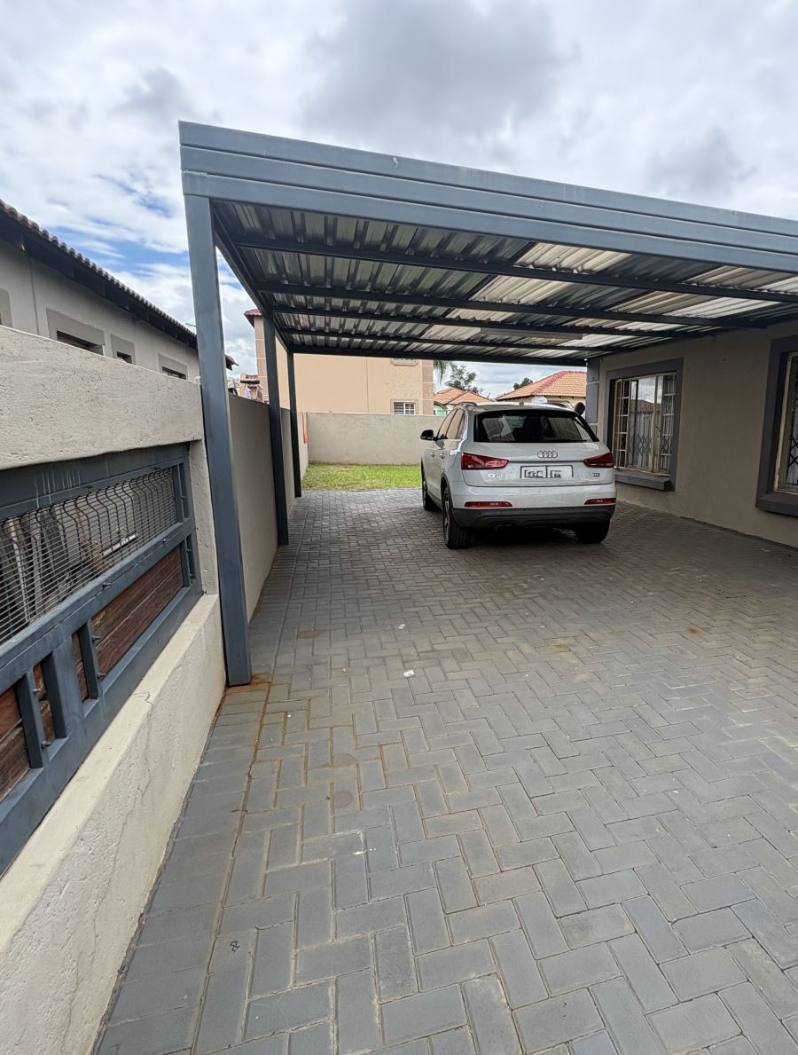 3 Bedroom Property for Sale in Rosslyn Gauteng