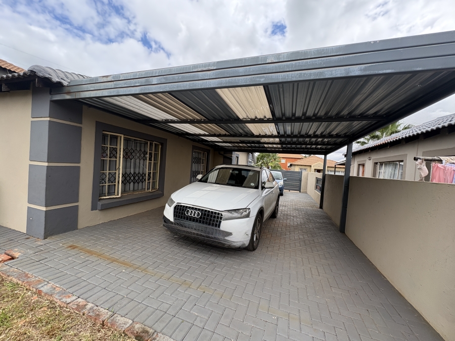 3 Bedroom Property for Sale in Rosslyn Gauteng