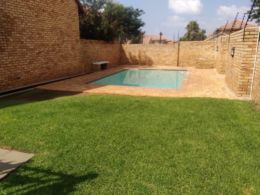 5 Bedroom Property for Sale in Willowbrook Gauteng