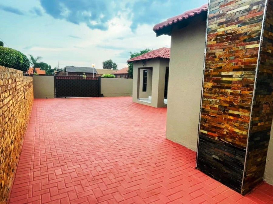 5 Bedroom Property for Sale in Chantelle Gauteng