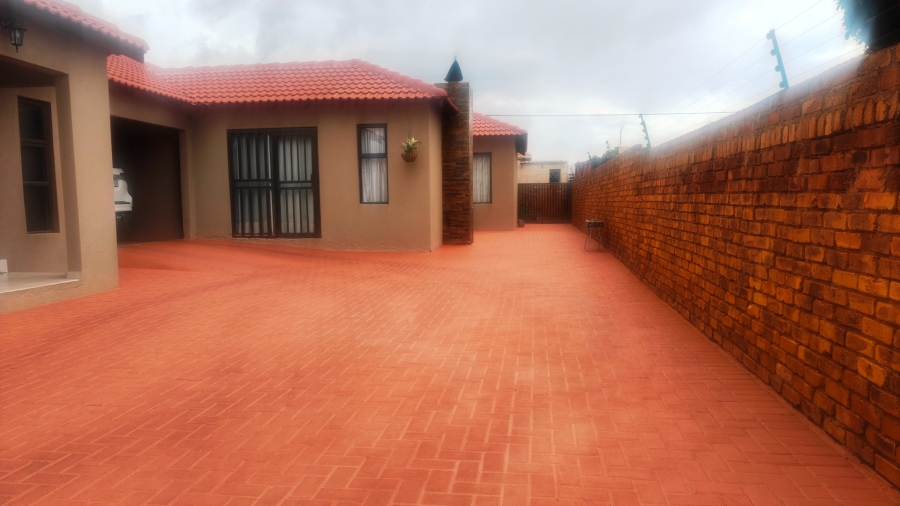 5 Bedroom Property for Sale in Chantelle Gauteng