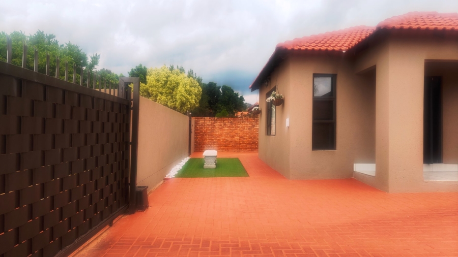 5 Bedroom Property for Sale in Chantelle Gauteng