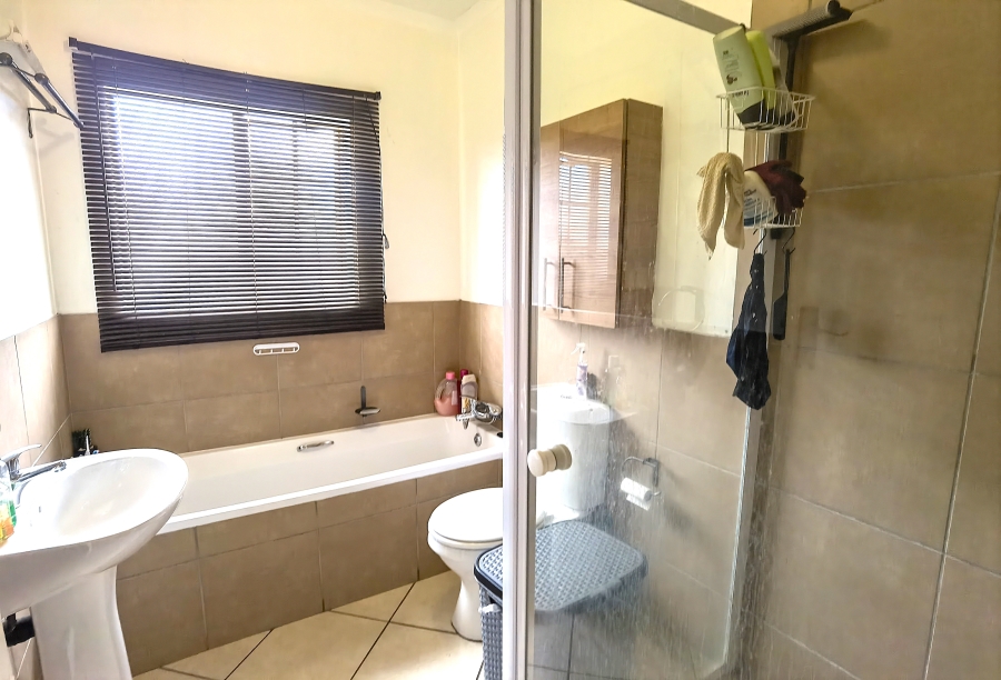 2 Bedroom Property for Sale in Monavoni Gauteng