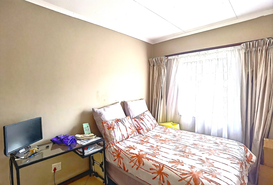 2 Bedroom Property for Sale in Monavoni Gauteng