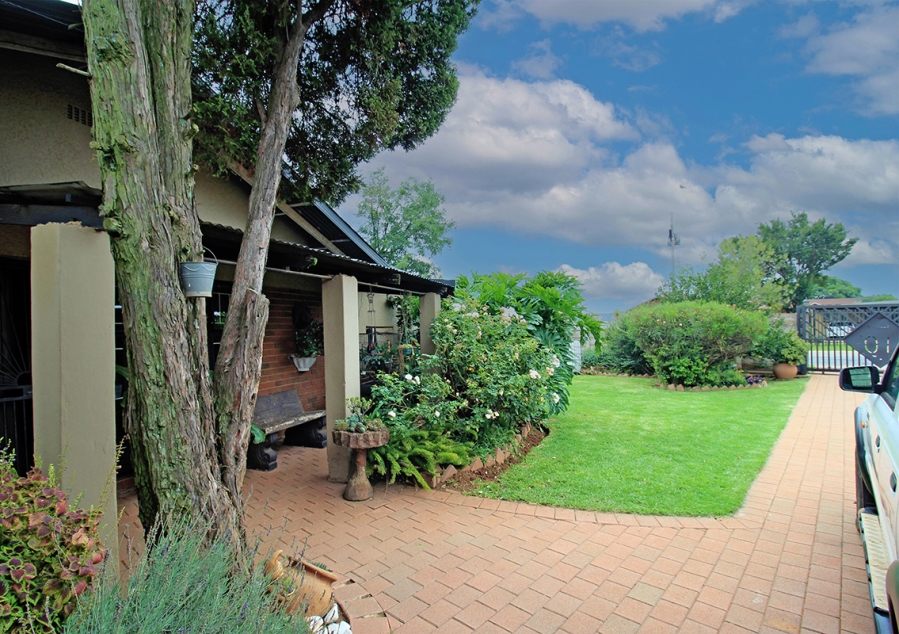 5 Bedroom Property for Sale in Witpoortjie Gauteng