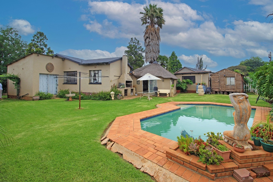 5 Bedroom Property for Sale in Witpoortjie Gauteng