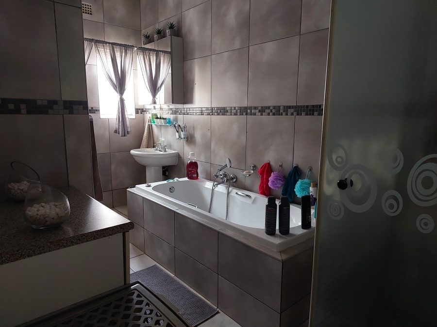 2 Bedroom Property for Sale in Kookrus Gauteng