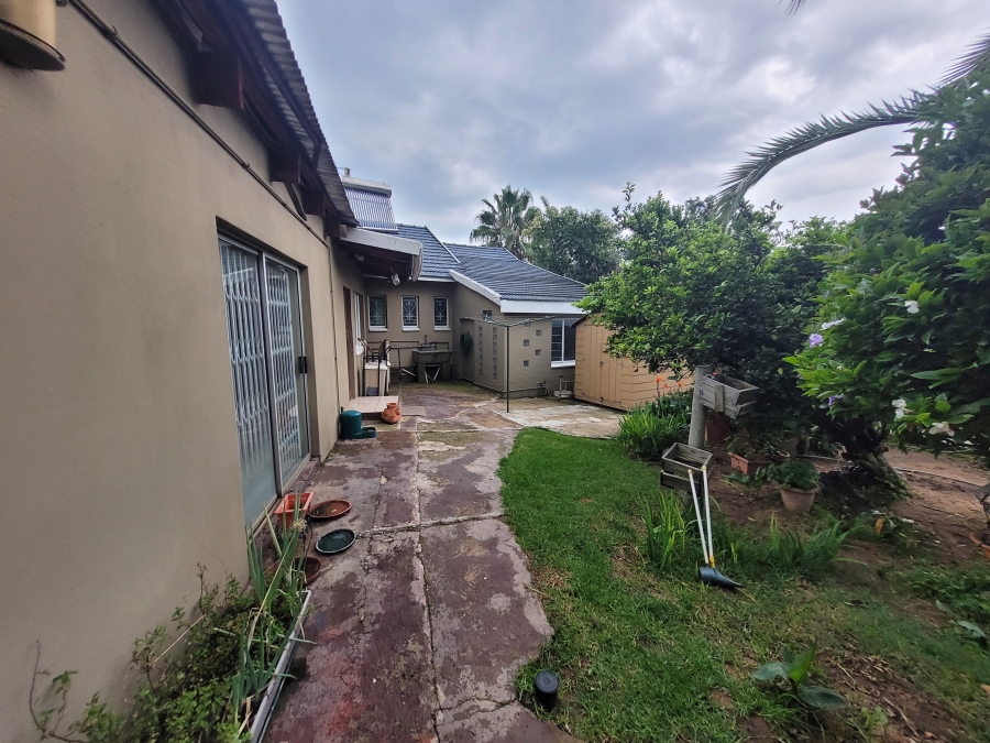 To Let 3 Bedroom Property for Rent in Fontainebleau Gauteng