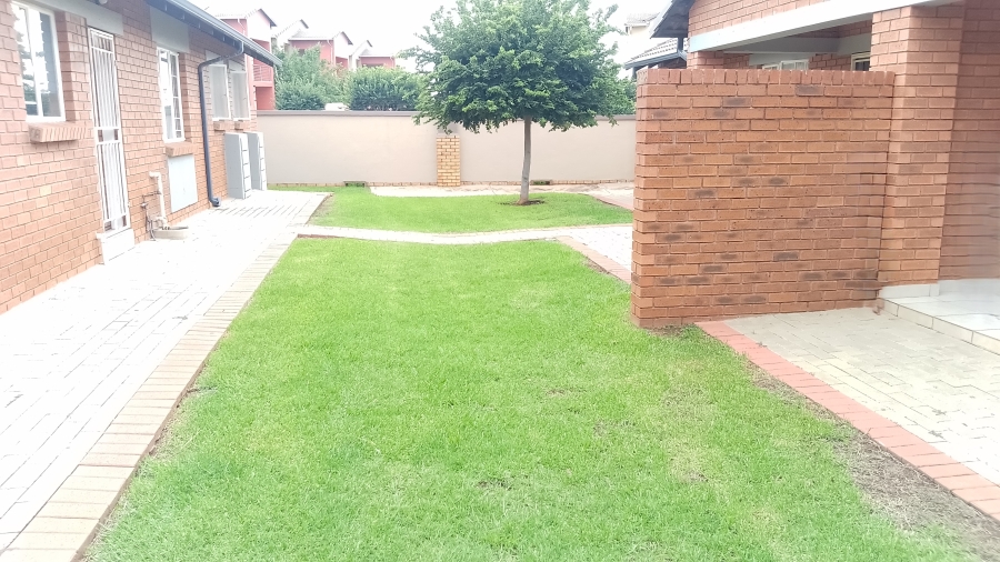 To Let 2 Bedroom Property for Rent in Monavoni Gauteng