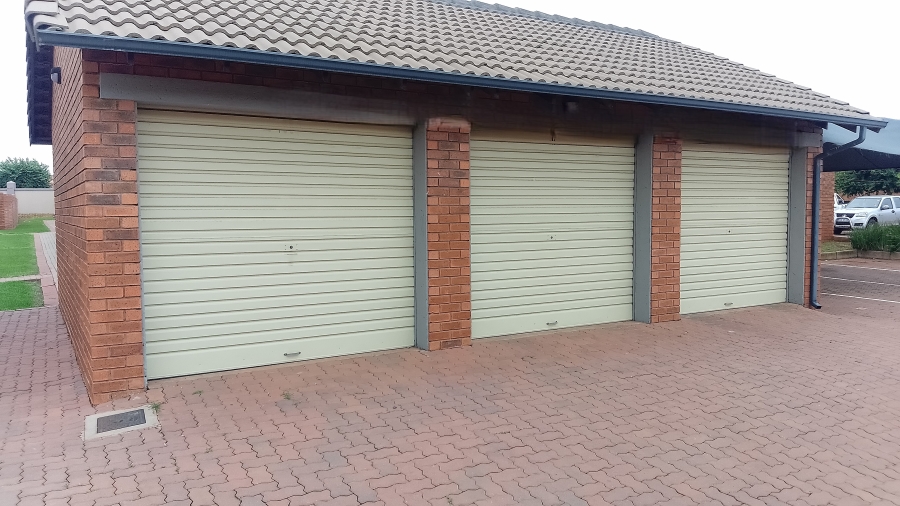 To Let 2 Bedroom Property for Rent in Monavoni Gauteng