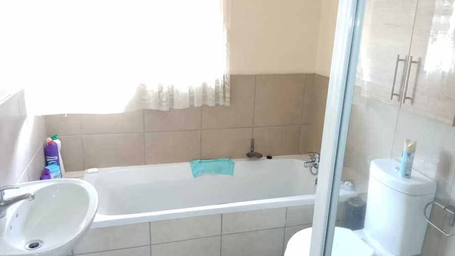 To Let 2 Bedroom Property for Rent in Monavoni Gauteng