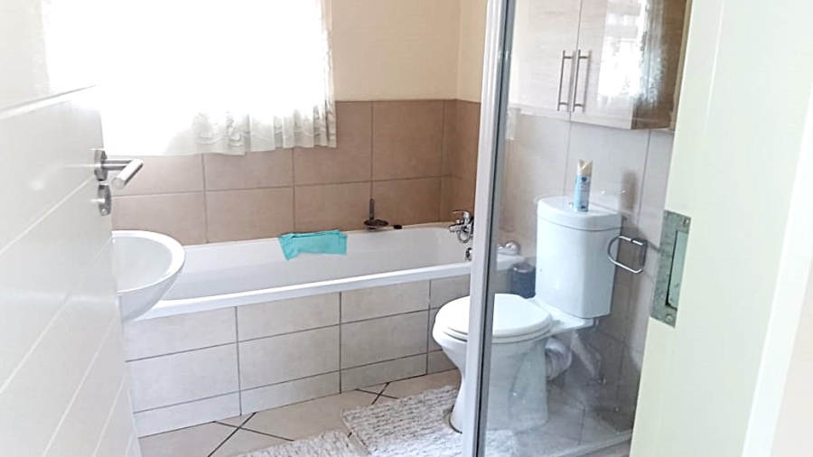 To Let 2 Bedroom Property for Rent in Monavoni Gauteng