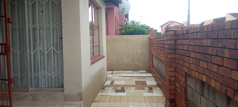 2 Bedroom Property for Sale in Protea North Gauteng