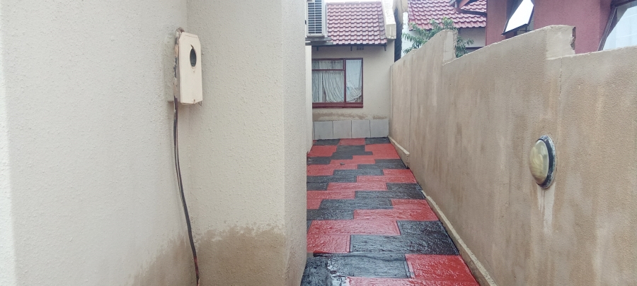 2 Bedroom Property for Sale in Protea North Gauteng