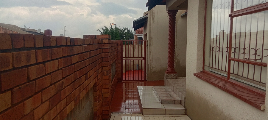 2 Bedroom Property for Sale in Protea North Gauteng