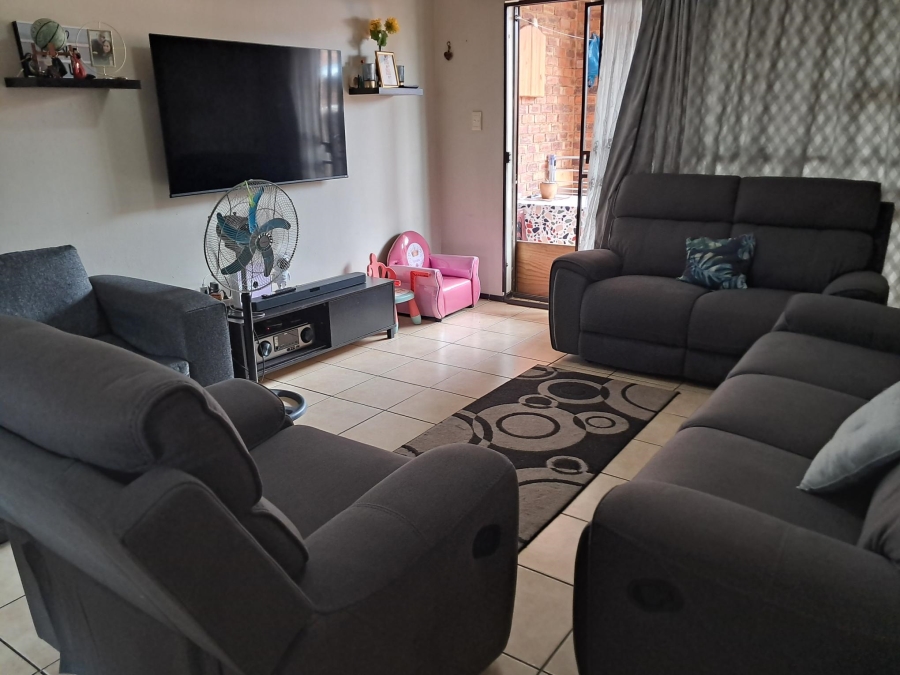 2 Bedroom Property for Sale in Sonneveld Gauteng