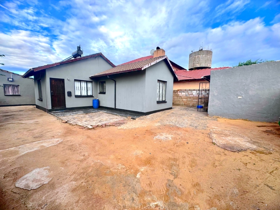 6 Bedroom Property for Sale in Vosloorus Gauteng