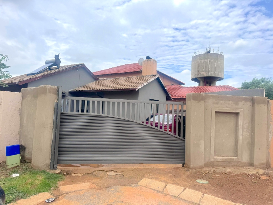 6 Bedroom Property for Sale in Vosloorus Gauteng