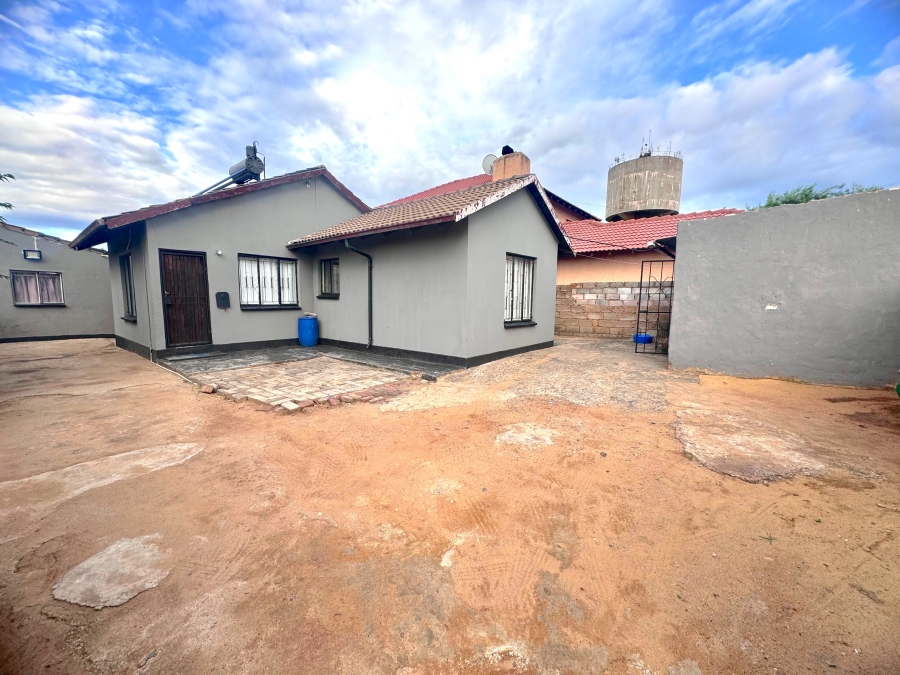 6 Bedroom Property for Sale in Vosloorus Gauteng